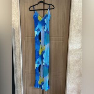 PrettyLittleThing Blue and Yellow Pleated Dress